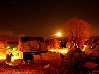 Der Mond und viele Sterne scheinen um Mitternacht auf den Bad Harzburger Stadtteil Schlewecke, der sich gegenwärtig in optimaler Winterlandschaft präsentiert